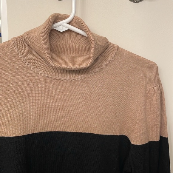 Cable & Gauge Turtle Neck Sweater Size Medium - Picture 4 of 4